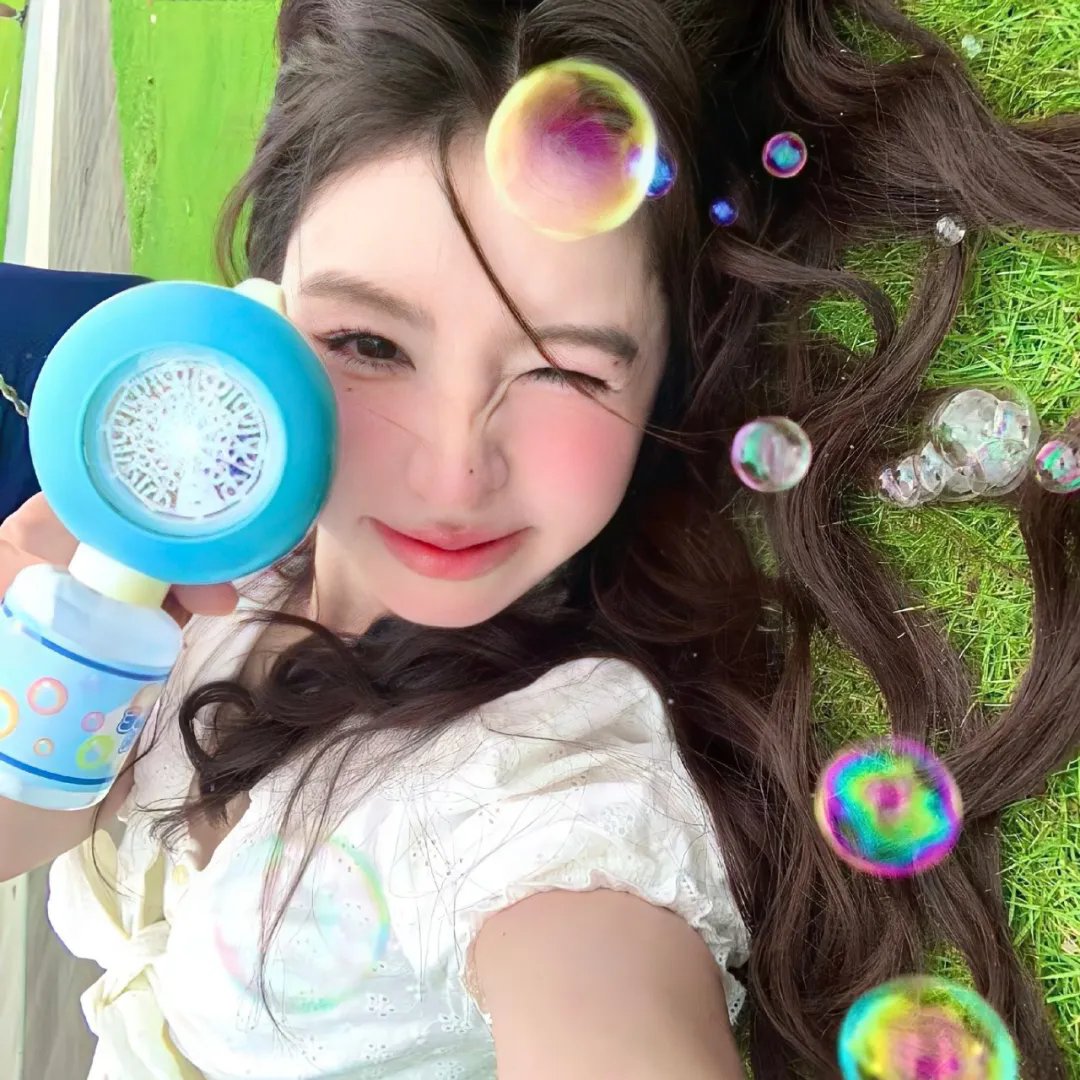 她的微笑像颗糖